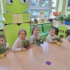 dzieci prezentują swoje jesienne kompozycje