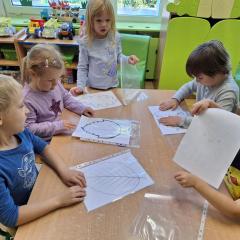 ćwiczymy wkładanie kartek do koszulek