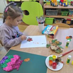 dziewczynka maluje farbą