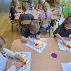 rozcieramy farbę mieszając kolory