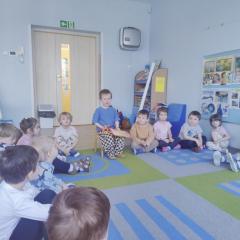 Chłopiec opowiada o wycieczce na narty do Włoch