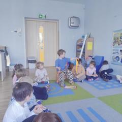 Chłopiec prezentuje pamiątki z wyjazdu