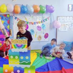  Chłopiec obchodzi swoje piąte urodziny