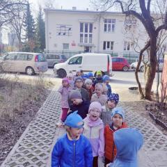 Dzieci na wiosennym spacerze