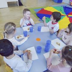 Dzieci przy urodzinowym poczęstunku