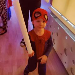 Chłopiec w przebraniu super bohatera