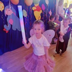 Dziewczynka - motylek na balu