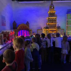 Dzieci oglądają makietę budynków wykonanych z piernika