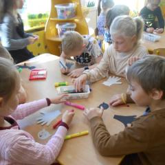 Dzieci wykonują kotka z odrysowanej ręki