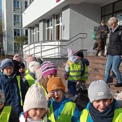 Słonka przed Biblioteką