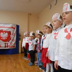 Słonka w czasie śpiewania hymnu