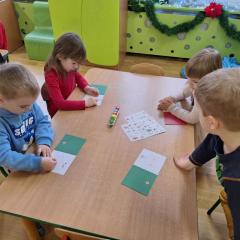 dzieci ozdabiają kartki
