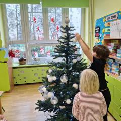 dzieci ubierają choinkę