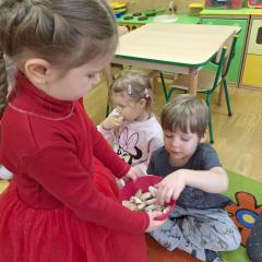 dziewczynka częstuje dzieci pierniczkami