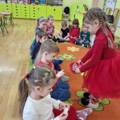 dziewczynka rozdaje pierniczki