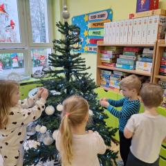 wspólne ubieranie choinki