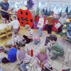 Prezenty od Mikołaja znalezione pod choinką