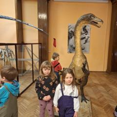 dziewczynki pozują z dinozaurem