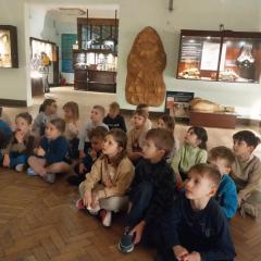 Słuchanie ciekawostek o dinozaurach