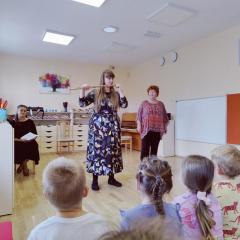 Pani muzyk opisuje flet poprzeczny