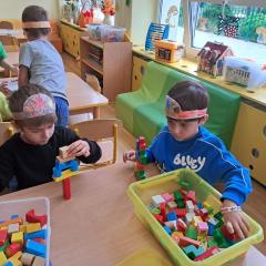 chłopcy budują z klocków