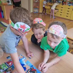 chłopcy układają puzzle