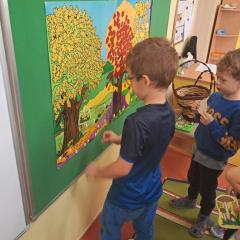 przypinamy grzyby do tablicy