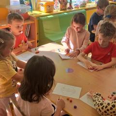 rozcieramy plastelinę