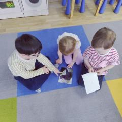 Dzieci składają pocięte zdjęcie norki