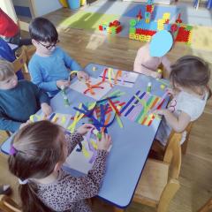 Dzieci tworzą przestrzenną pracę z pasków papieru