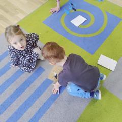 dzieci ukłaadają pocięte zdjęcie bociana