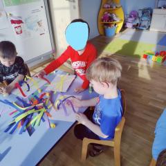 Dzieci w czasie wykonywania pracy plastycznej