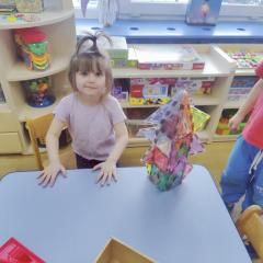   Dziewczynka i jej budowla z klocków