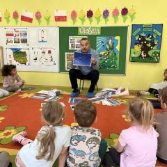 Dziadek jednego z chłopców opowiada dzieciom o swoim zawodzie