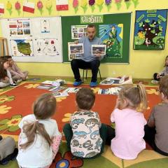 Dziadek jednego z chłopców opowiada dzieciom o swoim zawodzie