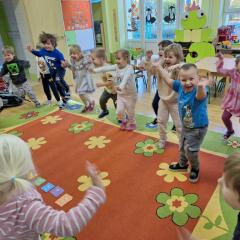 radosna zabawa dzieci