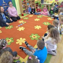 Rodzice tłumaczą nas zasady zabawy z kostką