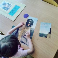 Dziewczynka układa puzzle z obrazem