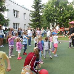Dzieci, rodzice i nauczycielki w czasie piknikowej zabawy