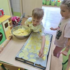 dzieci robią zdrowszą wersję chipsów
