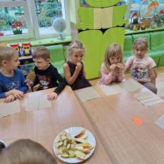 wspólna degustacja warzyw i owoców.