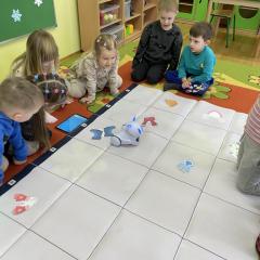 Dzieci obserwują efekty swojej pracy
