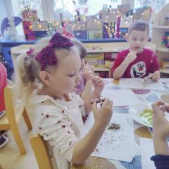 Dzieci jedzą wykonane przez siebie pierniczki