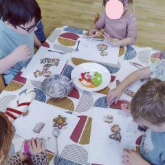 Dzieci ozdabiają wykonane przez siebie pierniczki