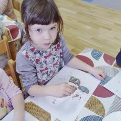 Dziewczynka je pierniczki