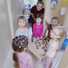 Dziewczynki zanoszą ciastka do kuchni