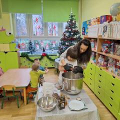 Chłopiec dodaje jako do ciasta