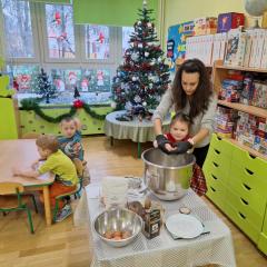 dodajemy jajko do ciasta