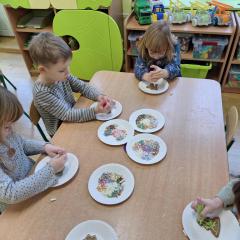 dzieci dekorują pierniczki