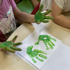 Odbite na kartce dłonie dziecka